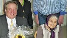 Bürgermeister Volker Schmiechen, stellvertretende Landrätin Christina Flauder und Nachbar Harald Wenig beglückwünschten Gertrud Schartel zum 95. Geburtstag. Foto: Werner Oetter