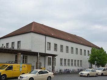 Das ehemalige Postgebäude am Bahnhof soll zunächst Asylbewerber beherbergen, später Business-Kunden. Foto: Andreas Oswald