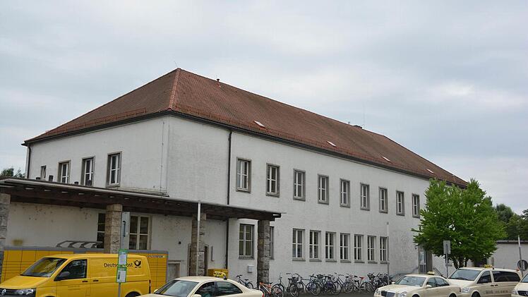 Das ehemalige Postgebäude am Bahnhof soll zunächst Asylbewerber beherbergen, später Business-Kunden. Foto: Andreas Oswald