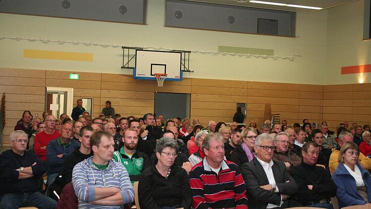 Die Schulturnhalle war während der Infoveranstaltung voll besetzt. Foto: Evi Seeger