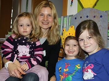 Familiäre Atmosphäre: Kindergärtnerin Sonja Beck mit (von links) Zoe, Sina und deren Schwester Lena. Der Gemeinderat Oberleichtersbach überlegt, das 25 Jahre alte Gebäude zu erneuern. Foto: Ralf Ruppert/Archiv