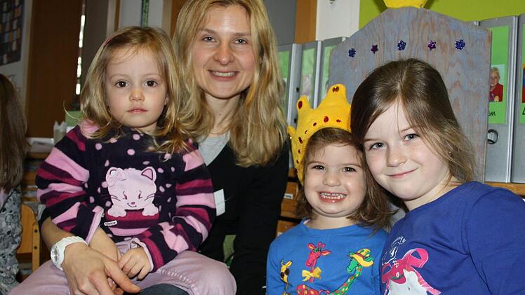 Familiäre Atmosphäre: Kindergärtnerin Sonja Beck mit (von links) Zoe, Sina und deren Schwester Lena. Der Gemeinderat Oberleichtersbach überlegt, das 25 Jahre alte Gebäude zu erneuern. Foto: Ralf Ruppert/Archiv