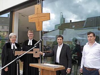 Nur zufriedene Gesichter gab's bei der Einweihung des neuen Gemeindehauses. Foto: Veronika Schadeck
