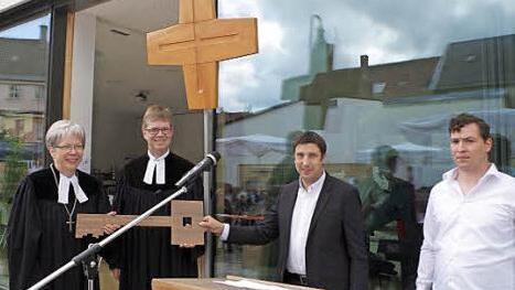 Nur zufriedene Gesichter gab's bei der Einweihung des neuen Gemeindehauses. Foto: Veronika Schadeck