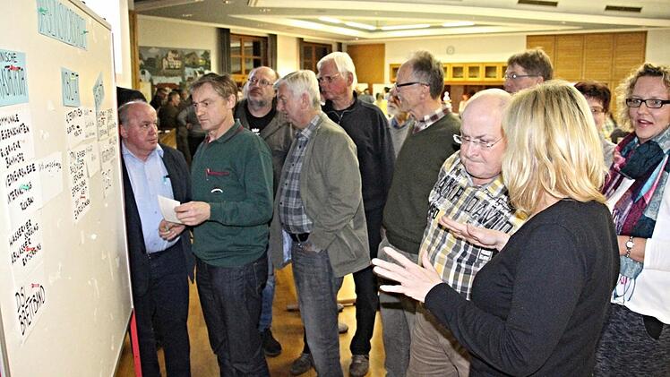 Groß das Interesse an den Stellwänden, wo Ideen abgegeben werden konnten. Bürgermeister Karl-Heinz Kandler (links) aus Kirchlauter gab Hilfestellung und Ratschläge.  Foto: Helmut Will