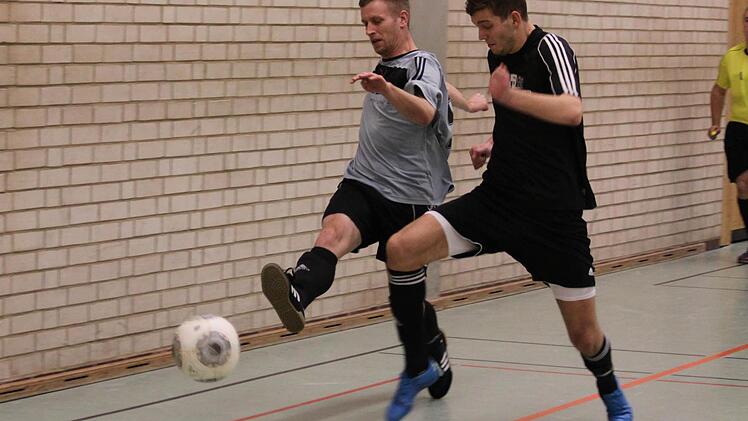 Kersbachs Matthias Zametzer (re.) gegen Jonas Rossmeier vom TSV Brand. (Halbfinale)