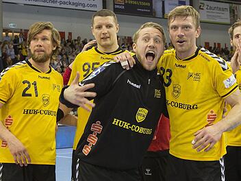 Die Coburger feierten ausgelassen: Kapitän Till Riehn, Romas Kirveliavicius, Lukas Wucherpfennig, Girts Lilienfelds und Nico Büdel.
