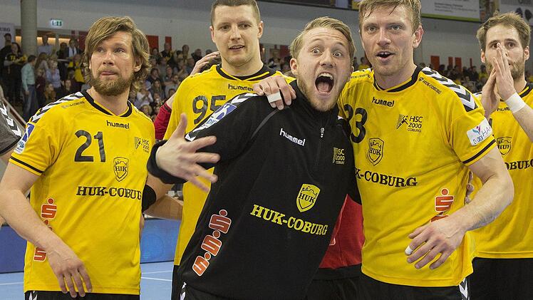 Die Coburger feierten ausgelassen: Kapitän Till Riehn, Romas Kirveliavicius, Lukas Wucherpfennig, Girts Lilienfelds und Nico Büdel.