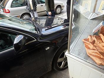 Der Fenstersockel hat das Auto gestoppt. Foto: Arkadius Guzy