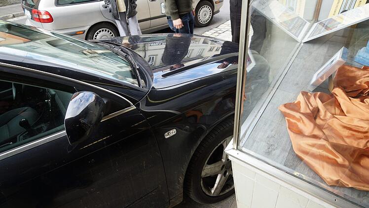 Der Fenstersockel hat das Auto gestoppt. Foto: Arkadius Guzy