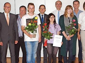 Schulamtsdirektor Norbert Hauck (rechts) zeichnete zusammen mit Landrat Christian Meißner (Zweiter von links) Julian Vorndran (mit Blumen, von links), Saskia Günther und Eva Strömsdörfer aus. Es fehlte Gerald Brodkorb. Foto: Alfred Thieret