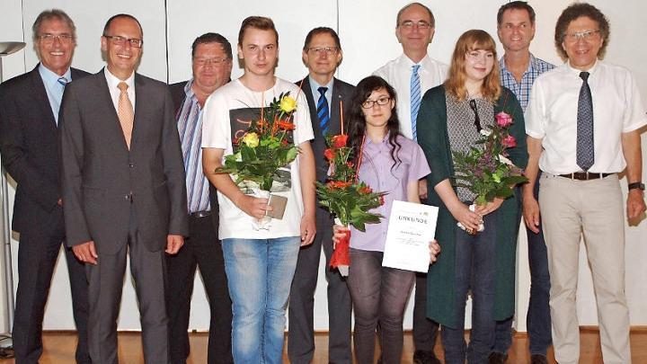 Schulamtsdirektor Norbert Hauck (rechts) zeichnete zusammen mit Landrat Christian Meißner (Zweiter von links) Julian Vorndran (mit Blumen, von links), Saskia Günther und Eva Strömsdörfer aus. Es fehlte Gerald Brodkorb. Foto: Alfred Thieret
