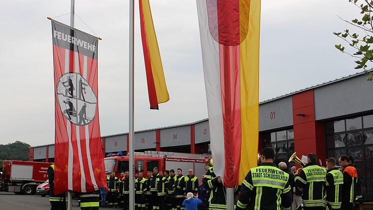 Drei Fahnen bekunden: Das Feuerwehrzentrum ist eröffnet