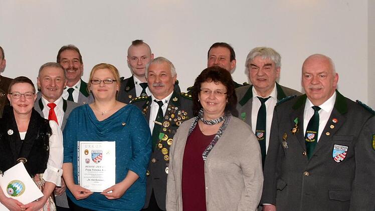 Schützen und Schützenschwestern, die sich um ihren Verein verdient gemacht haben, wurden  am Gauschützentag ausgezeichnet. So wurde allein das Ehrenkreuz des Gaues in Gold an acht Vereinsfunktionäre und verdiente Persönlichkeiten überreicht. Peter Rauch