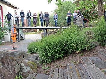 Die Gitterbrücke und die Gestaltung des Hangs standen bei einem Ortstermin am Jesserndorfer Kindergarten im Blickpunkt. Foto: Kiesewetter