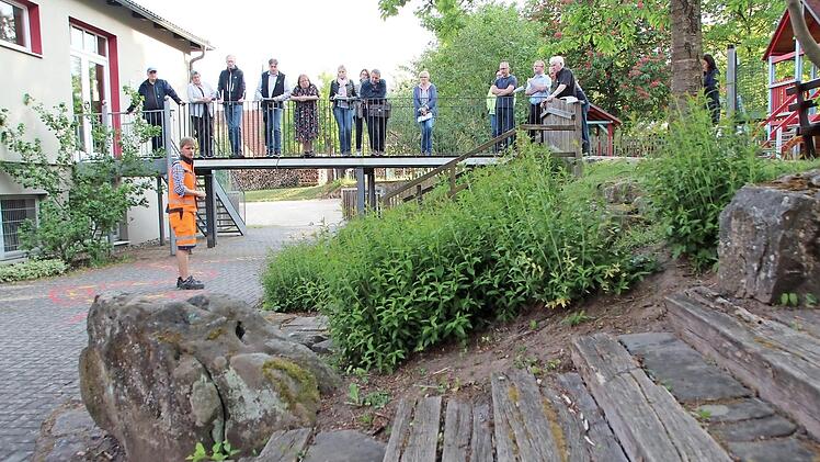 Die Gitterbrücke und die Gestaltung des Hangs standen bei einem Ortstermin am Jesserndorfer Kindergarten im Blickpunkt. Foto: Kiesewetter