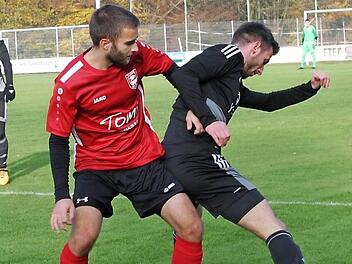 Packende Zweikämpfe lieferten sich der Eberner Nico Hohnhausen (rotes Trikot) und der Niederfüllbacher Adrian Stammberger.  Foto: W. Dietz