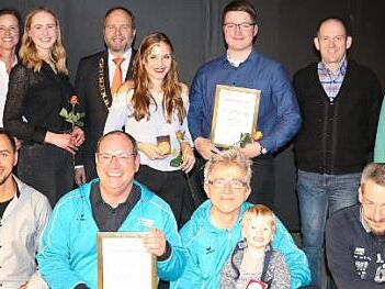 Zwei Teams wurden f&uuml;r ihre sportlichen Leistungen ausgezeichnet: Die Gemeindemedaille in Gold ging an die Luftpistolenmannschaft der SG Ebersdorf (vorne) sowie an die Vierer-Junioren des RSV Frohnlach (dahinter), mit B&uuml;rgermeister Bernd Reisenweber und Ehreng&auml;sten Foto: Alexandra Kemnitzer