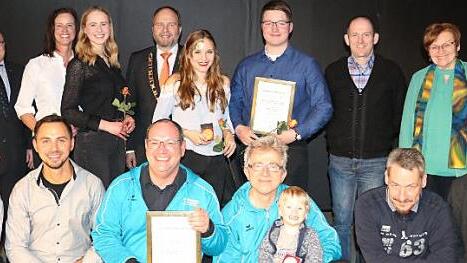 Zwei Teams wurden f&uuml;r ihre sportlichen Leistungen ausgezeichnet: Die Gemeindemedaille in Gold ging an die Luftpistolenmannschaft der SG Ebersdorf (vorne) sowie an die Vierer-Junioren des RSV Frohnlach (dahinter), mit B&uuml;rgermeister Bernd Reisenweber und Ehreng&auml;sten Foto: Alexandra Kemnitzer