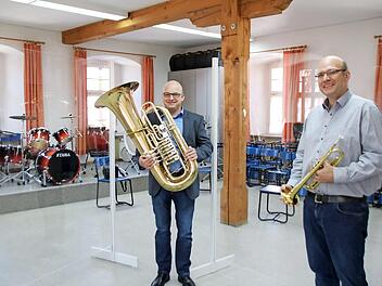 Bürgermeister Michael Kastl (links) und Musikschulleiter Thomas Reuß im großen Probenraum der Städtischen Musikschule Münnerstadt. Bis zu 50 Musiker proben hier zusammen (derzeit natürlich nicht). Die Räume sind hellhörig, die ganze Schule viel zu klein. Bald zieht sie um in die frühere Landwirtschaftsschule.  Foto: Thomas Malz