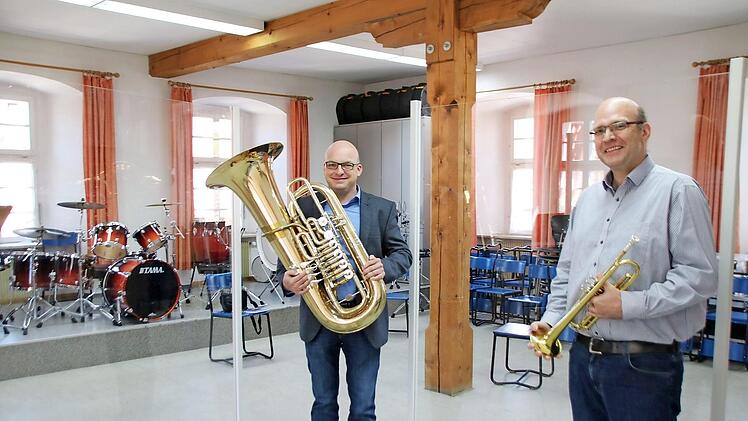 Bürgermeister Michael Kastl (links) und Musikschulleiter Thomas Reuß im großen Probenraum der Städtischen Musikschule Münnerstadt. Bis zu 50 Musiker proben hier zusammen (derzeit natürlich nicht). Die Räume sind hellhörig, die ganze Schule viel zu klein. Bald zieht sie um in die frühere Landwirtschaftsschule.  Foto: Thomas Malz