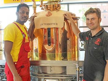 Ausbilder, Braumeister Constantin Förtner (rechts), zeigt Bisrat Tsegay in der kleinen Braumanufaktur den Läuterbottich Foto: Antonia Wild