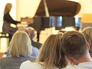 Klassik verbindet - eine Impression aus dem Zuschauersaal im Lichtenfelser Stadtschloss. Foto: Markus Häggberg