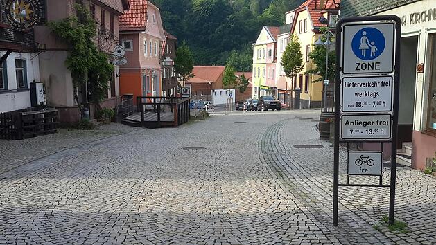 Gewechselt hat im Laufe der Zeit mehrfach die Beschilderung, die anzeigt, was wann f&uuml;r Fu&szlig;g&auml;nger und motorisierte Verkehrsteilnehmer verboten oder erlaubt ist. Foto: Rolf Pralle