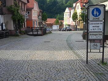 Gewechselt hat im Laufe der Zeit mehrfach die Beschilderung, die anzeigt, was wann für Fußgänger und motorisierte Verkehrsteilnehmer verboten oder erlaubt ist. Foto: Rolf Pralle