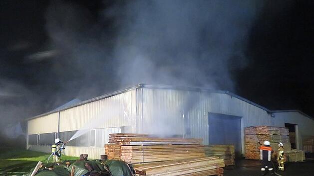 Brand auf Firmengel&auml;nde in Wallenfels