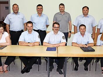 Alle Mitglieder des neugew&auml;hlten Vorstands freuen sich mit Kommandant Alexander Hofmann (vorne; 3. v. re.) und Vorsitzenden Ingo B&auml;uerlein (vorne; 2. v. re) auf die vor ihnen liegenden Aufgaben der kommenden Jahre.