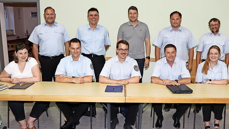 Alle Mitglieder des neugew&auml;hlten Vorstands freuen sich mit Kommandant Alexander Hofmann (vorne; 3. v. re.) und Vorsitzenden Ingo B&auml;uerlein (vorne; 2. v. re) auf die vor ihnen liegenden Aufgaben der kommenden Jahre.