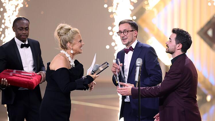 Thomas Schmitt (Zweiter von rechts) nahm von Barbara Schöneberger den Deutschen Fernsehpreis entgegen - in Vertretung des abwesenden Klaas Heufer-Umlauf.