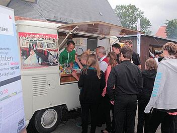 Rund 450 Besucher konnten sich beim Konzert des Musikvereins Zapfendorf am Samstagabend in Hohenpölz über eine eiskalte Überraschung freuen. Foto: Ferdinand Merzbach