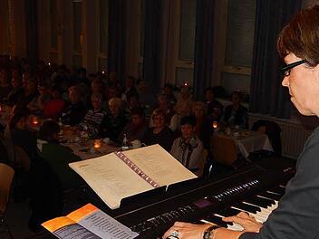 Liedermacherin Stefanie Schwab beim Frauenfrühstück im Oerlenbacher Pfarrsaal. Foto: Daniela Feser