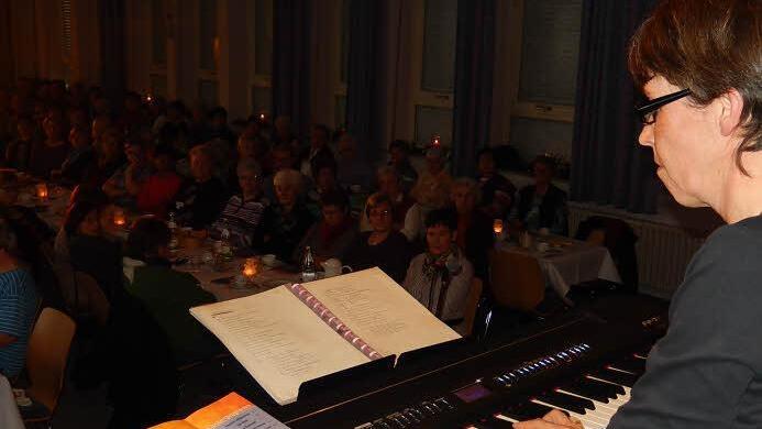 Liedermacherin Stefanie Schwab beim Frauenfrühstück im Oerlenbacher Pfarrsaal. Foto: Daniela Feser
