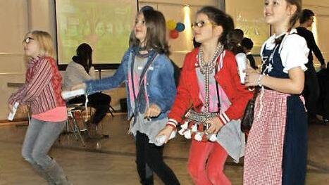 Mädchen waren leicht im Vorteil beim Tanzen mit der wii. Doch auch die Jungs zeigten beachtliches Talent beim Jugendevent.  Foto: Sabine Weinbeer