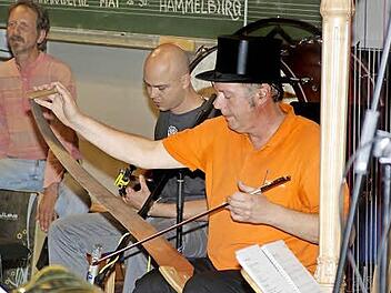 Der "singenden Säge" entlockte Ralph Stövesand unglaublichste Töne wie etwa ein Vogelzwitschern.  Foto: Winfried Ehling