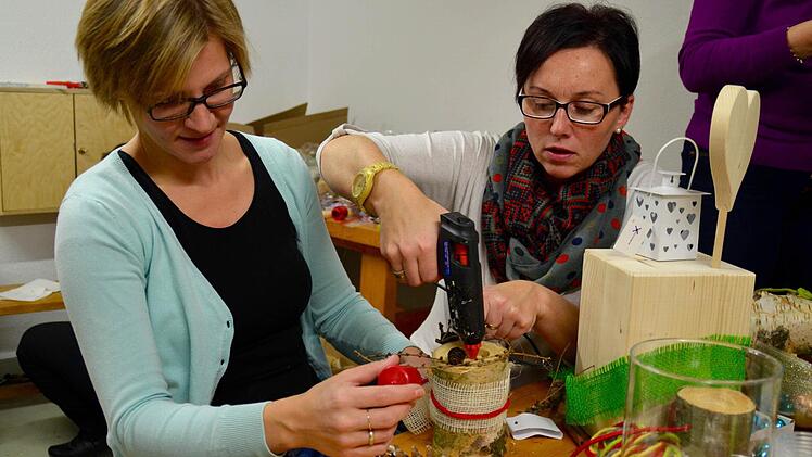 Zahlreiche Materialien verarbeiten Ramona Schlereth( von links), Caroline Schlereth und Silvia Gärtner zu weihnachtlicher Dekoration. Foto: Kathrin Kupka-Hahn