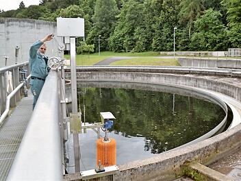 Abwassermeister Franz Wehner am großen Klärbecken in Großenbrach. Mit den Anschlüssen der Ortschaften Katzenbach, Waldfenster und Lauter an die Verbandskläranlage soll nach der Ernte ab Herbst dieses Jahres begonnen werden. Foto: Archiv/Kathrin Kupka-Hahn