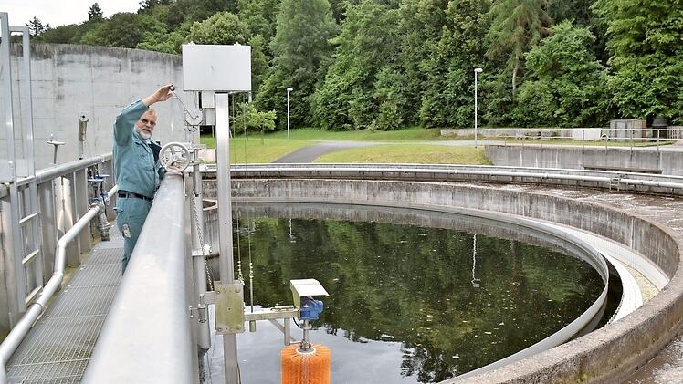 Abwassermeister Franz Wehner am großen Klärbecken in Großenbrach. Mit den Anschlüssen der Ortschaften Katzenbach, Waldfenster und Lauter an die Verbandskläranlage soll nach der Ernte ab Herbst dieses Jahres begonnen werden. Foto: Archiv/Kathrin Kupka-Hahn