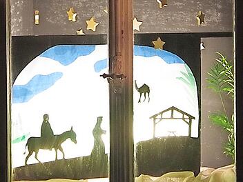 Mit diesem Türchen wurde der Adventskalender 2017 am Freitagabend eröffnet.  Foto: Heike Schülein