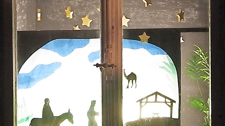 Mit diesem Türchen wurde der Adventskalender 2017 am Freitagabend eröffnet.  Foto: Heike Schülein