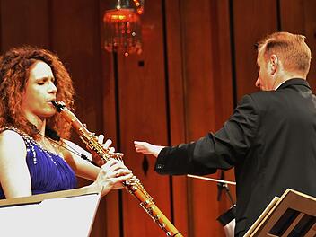 Innige Zwiesprache mit der Klarinette: Shirley Brill. Foto: Werner Vogel