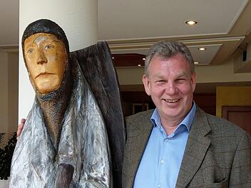 Immerhin ein Ritter aus Holz: Michael Amthor, Direktor des Kurhotels Bad Rodach, mit einer Plastik des Seßlacher Holzbildhauers Wolfgang Schott. Foto: Simone Bastian