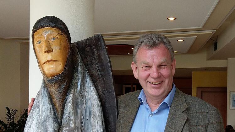 Immerhin ein Ritter aus Holz: Michael Amthor, Direktor des Kurhotels Bad Rodach, mit einer Plastik des Seßlacher Holzbildhauers Wolfgang Schott. Foto: Simone Bastian