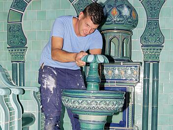 Tino Tessmer baut den neuen Brunnen  ins Maurische Dampfbad ein.Foto: Berthold Köhler