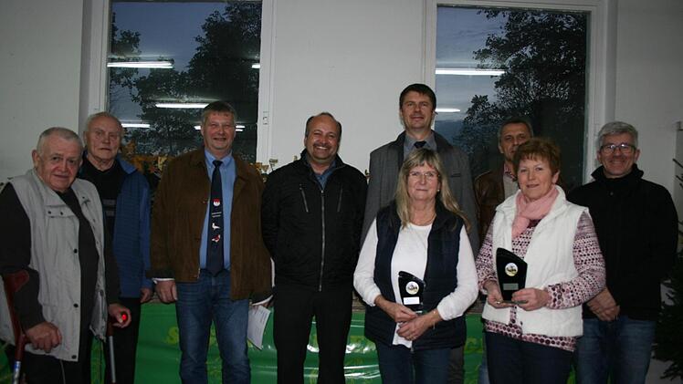 Die Pokalgewinner bei den Senioren mit Kreisjugendleiter Rainer Bauer, 3. B&uuml;rgermeister J&ouml;rg Roth, Bezirksvorsitzendem Andreas Vogel, Vorsitzendem Arnd Gratzke und Kreisvorsitzendem Klaus Ruppert Maria L&ouml;ffler