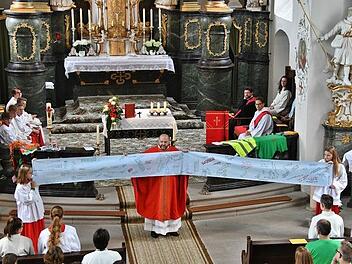 Auf einer großen Rolle waren die Fragen der Ministranten notiert, die sie bei der Katechese an Gott stellten. Pater Felix rollte sie beim Abschlussgottesdienst in der Wallfahrtskirche Ipthausen auf. Hanns Friedrich
