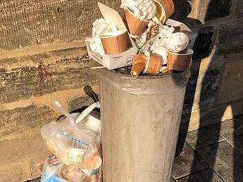 Die Mülleimer quellen über. Symbolfoto: pr